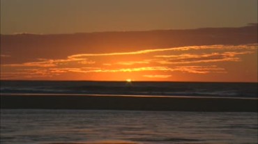 海面红太阳日出美景视频素材