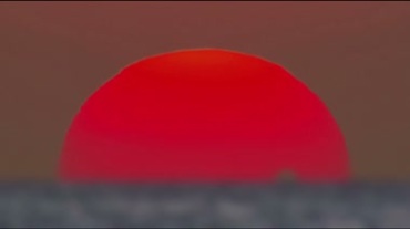 红色大太阳落到海平面下视频素材