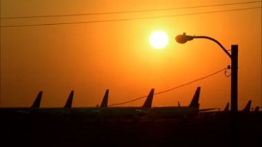 飞机场上空太阳升起日出视频素材