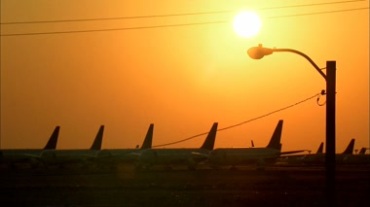飞机场上空太阳升起日出视频素材