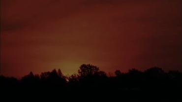 山林间的日出，红日升起来视频素材