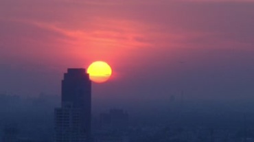 城市高楼背景日出太阳升起延时摄影视频素材