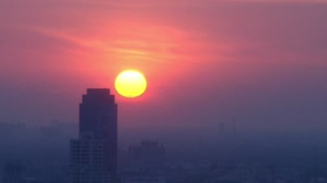 城市高楼背景日出太阳升起延时摄影视频素材