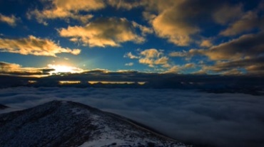 山上的云海翻滚碧蓝天空云彩移动的延时摄影视频素材