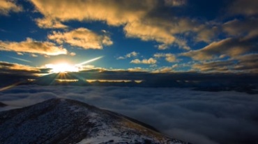山上的云海翻滚碧蓝天空云彩移动的延时摄影视频素材