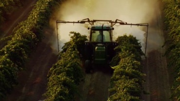 现代机械化农业喷洒农药视频素材