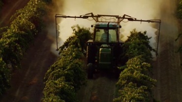 现代机械化农业喷洒农药视频素材