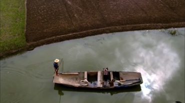 农民水中划船视频素材