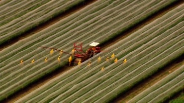 现代农业机械化喷洒农药视频素材
