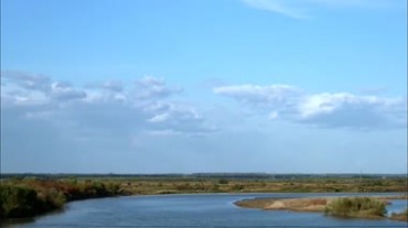 蓝天白云下的河流流水视频素材