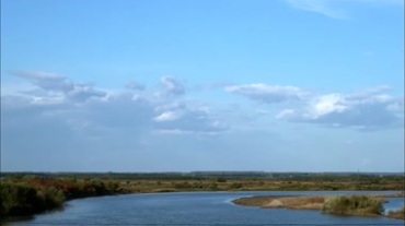 蓝天白云下的河流流水视频素材