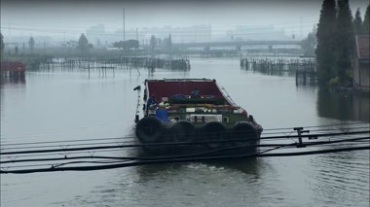 大铁船运输船在内河航行视频素材
