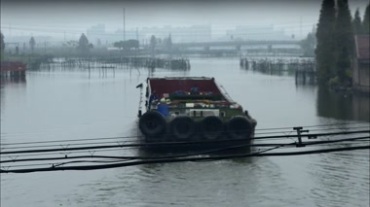 大铁船运输船在内河航行视频素材