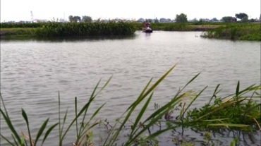 农村河道划小船出行视频素材