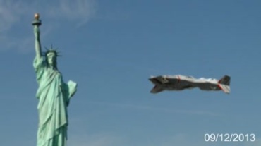 外星飞船飞过美国自由女神像视频素材