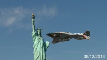 外星飞船飞过美国自由女神像视频素材