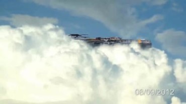 空中白云中的外星战舰飞船视频素材