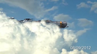 空中白云中的外星战舰飞船视频素材