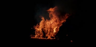 汽车自燃大火包围燃烧视频素材