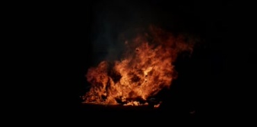 汽车自燃大火包围燃烧视频素材