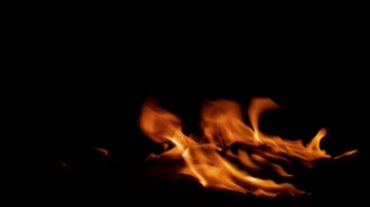 地上的火焰火苗燃烧视频素材