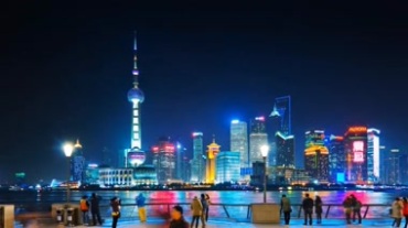 上海黄浦江畔东方明珠夜景灯光视频素材