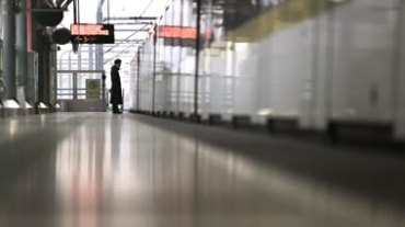 城铁地铁车门打开乘客人群走出视频素材