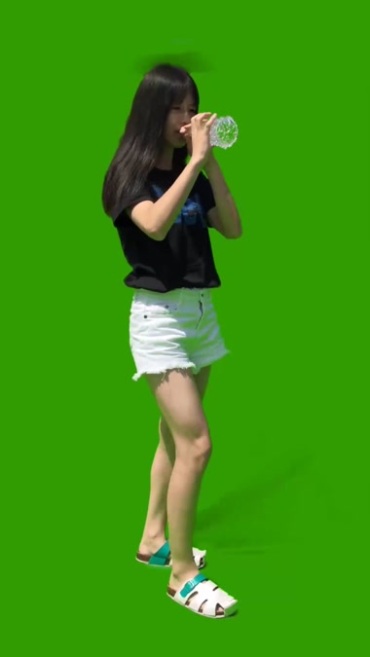 女学生美女吹乐器表演搞笑节目绿色竖屏抠像视频素材