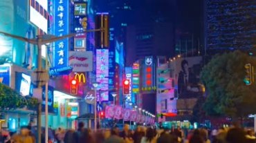 上海商业步行街夜景霓虹灯广告牌人流快节奏摄影视频素材