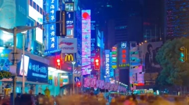 上海商业步行街夜景霓虹灯广告牌人流快节奏摄影视频素材