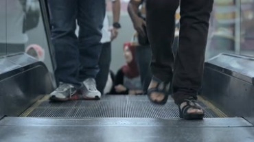 车站大厅扶梯人流如织延时摄影视频素材