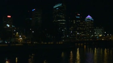 城市夜景湖面高楼灯光