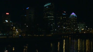 城市夜景湖面高楼灯光