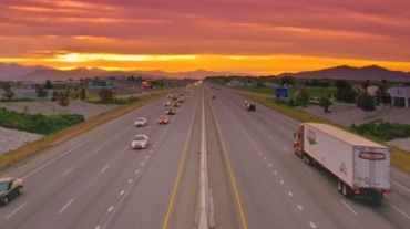 高速公路车流美丽夕阳风景