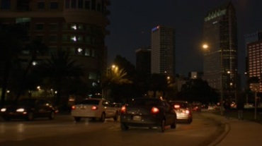 傍晚时分汽车在城市道路行驶