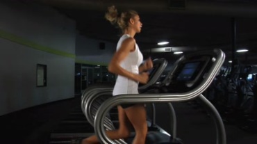 美女健身房跑步机运动视频素材