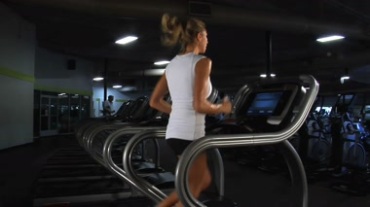 美女健身房跑步机运动视频素材