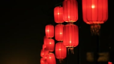 悬挂串串红灯笼，在风中摇摆视频素材