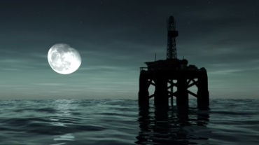 月色下的海上钻井平台视频素材