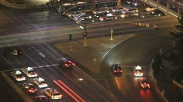 城市路口交通车流信号灯视频素材