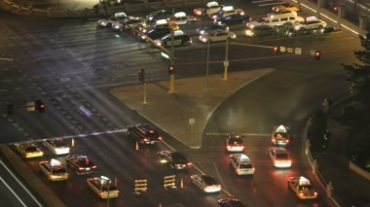 城市路口交通车流信号灯视频素材