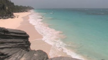 大海沙滩海滩浪花拍打着海岸美丽风景视频素材