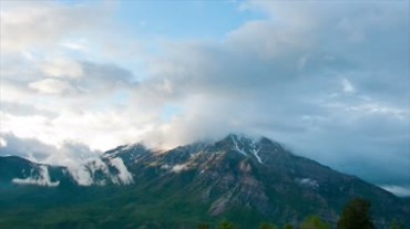 云雾萦绕的山峰高山和云彩连成一片视频素材