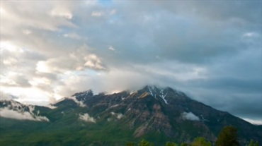 云雾萦绕的山峰高山和云彩连成一片视频素材