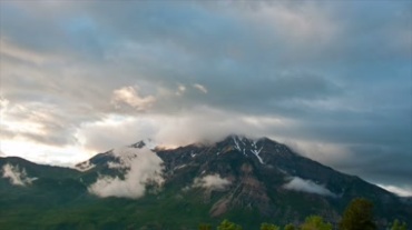 云雾萦绕的山峰高山和云彩连成一片视频素材