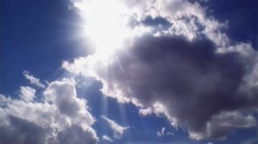 晴朗天空蓝天白云挡住太阳光线云层镀金亮边视频素材
