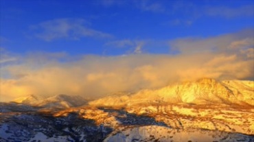 雪山云雾妖娆阳光照耀山体发光视频素材