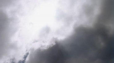 天空黑云移动遮挡太阳光线侧漏视频素材