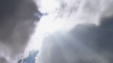 天空黑云移动遮挡太阳光线侧漏视频素材
