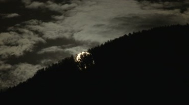 夜空月黑风高黑夜月亮升起视频素材